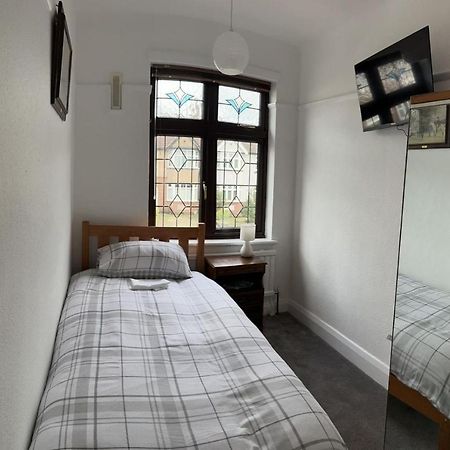 Amazing And Romantic O2 Arena 4 Bedrooms House Free Parking Лондон Экстерьер фото